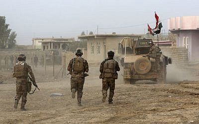 Iraq's elite counterterrorism forces advance toward Islamic State positions in the village of Tob Zawa, about 9 kilometers (5½ miles) from Mosul, Iraq, Tuesday, October 25, 2016. (AP/Khalid Mohammed)