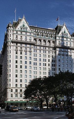 New York Plaza Hotel as seen from the corner of 5th Avenue and 58th Street in Manhattan (CC BY-SA Paweł Marynowski, Wikipedia)