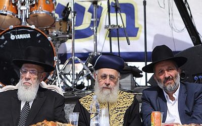 From left to right, Shas spiritual leader Rabbi Shalom Cohen, Chief Sephardi Rabbi Yitzhak Yosef and Interior Minister Aryeh Deri attending the cornerstone laying ceremony for Nezer HaTalmud Yeshiva in Beitar Illit, Sept. 19, 2016. (Yaakov Naumi/Flash90)