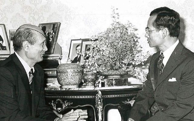 King Bhumibol Adulyadej (R) meets with the late Israeli defense minister Moshe Dayan in an undated photo (Courtesy Israeli Embassy in Thailand)