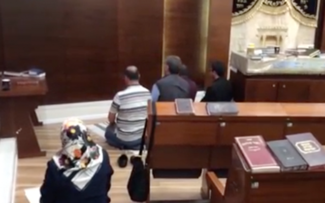 Muslim tourists at prayer in a synagogue at Ben Gurion Airport (NRG screenshot) Muslim tourists at prayer in a synagogue at Ben Gurion Airport (NRG screenshot)