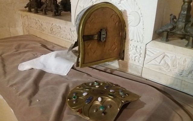 Tabernacle for the Eucharist vandalized in the Basilica of Transfiguration on Mount Tabor, October 25, 2016 (Courtesy) Tabernacle for the Eucharist vandalized in the Basilica of Transfiguration on Mount Tabor, October 25, 2016 (Courtesy)