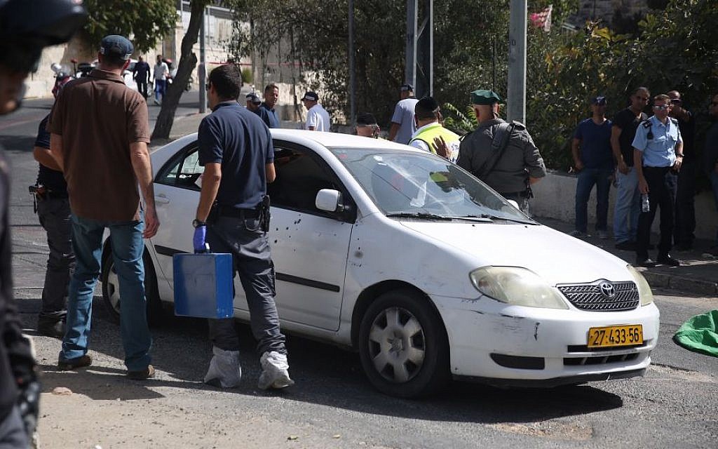 Police at a scene of a terror attack at the National Police Headquarters in Jerusalem, October 9, 2016. (Hadas Parush/Flash90)