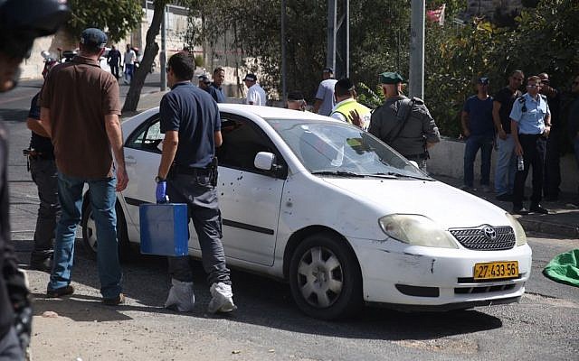 Police at a scene of a terror attack at the National Police Headquarters in Jerusalem, October 9, 2016. (Hadas Parush/Flash90)
