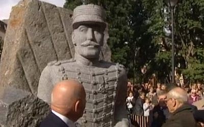 A statue of Alfred Dreyfus is erected in Mulhouse, France, October 21, 2016. (Screenshot)