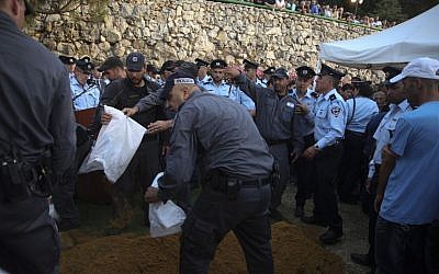 Hundreds mourn at the funeral of police first sergeant Yosef Kirma, 29 who was killed earlier today in a terror attack, on Mount Herzl in Jerusalem October 9, 2016. (Hadas Parush/FLASH90) Hundreds mourn at the funeral of police first sergeant Yosef Kirma, 29 who was killed earlier today in a terror attack, on Mount Herzl in Jerusalem October 9, 2016. (Hadas Parush/FLASH90)