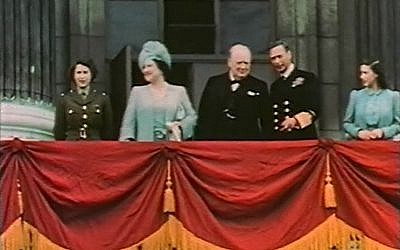 L-R: Princess Elizabeth, Queen Elizabeth, Winston Churchill, King George VI and Princess Margaret on the balcony of Buckingham Palace on May 8, 1945 (Wikimedia Commons/Public Domain)