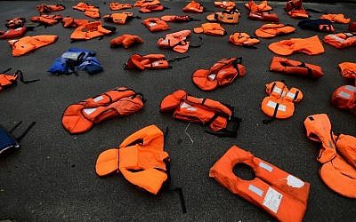Fifty life jackets abandoned by migrants, taken from a Greek island and displayed by Oxfam International activists during a demonstration ahead of a European leaders summit in Brussels on October 20, 2016. / AFP PHOTO / EMMANUEL DUNAND Fifty life jackets abandoned by migrants, taken from a Greek island and displayed by Oxfam International activists during a demonstration ahead of a European leaders summit in Brussels on October 20, 2016. / AFP PHOTO / EMMANUEL DUNAND