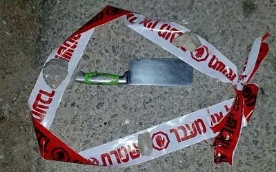 The knife used by a suspected terrorist near the settlement of Ofra in the central West Bank, October 29, 2016 (Police/Mako) 