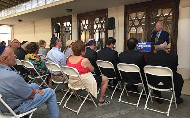 Joe Lieberman speaking to Jewish voters on behalf of Hillary Clinton at The Shul in Surfside, Fla., Oct. 20, 2016. (Courtesy of the Hillary Clinton campaign)