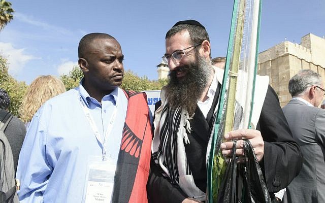 Malani Mtanga, an MP from Malawi, speaks with an Orthodox Jewish man in Hebron, October 19, 2016. (Avi Hayun) Malani Mtanga, an MP from Malawi, speaks with an Orthodox Jewish man in Hebron, October 19, 2016. (Avi Hayun)
