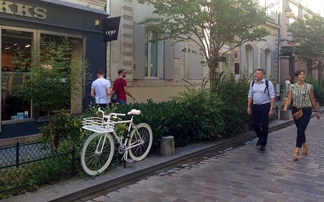 People stroll in the trendy Le Marais neighborhood. (Lisa Klug/Times of Israel)