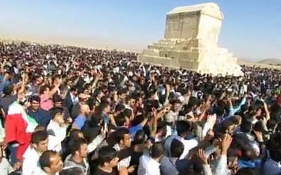 Iranians shout anti-regime slogans at the tomb of King Cyrus on October 28, 2016. (screen capture: YouTube)