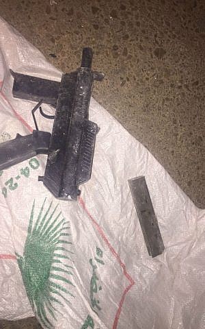 A homemade automatic firearm found by IDF forces in the northern West Bank, October 11, 2016. (IDF Spokesperson) A homemade automatic firearm found by IDF forces in the northern West Bank, October 11, 2016. (IDF Spokesperson)