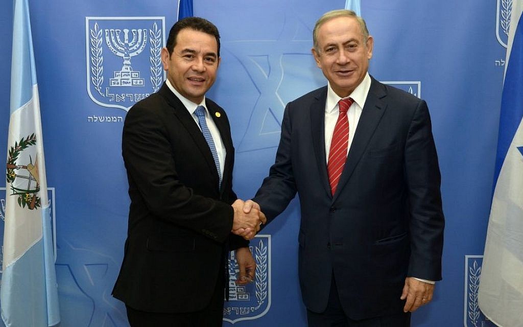 Prime Minister Benjamin Netanyahu (R) meets with Guatemalan President Jimmy Morales (L) in Jerusalem on November 29, 2016. (Haim Zach / GPO)