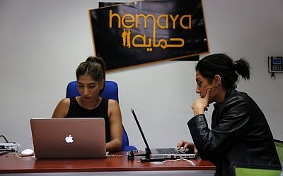 Palestinians work at the office of Red Crow, a startup that monitors security developments and sends real-time alerts and maps to clients, in Ramallah on August 17, 2016. (AFP PHOTO / ABBAS MOMANI)