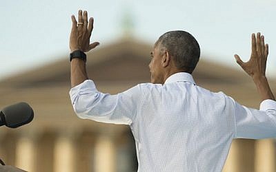 US President Barack Obama puts his hands in the air as he speaks during a rally for Democratic Presidential Nominee Hillary Clinton at Eakins Oval in Philadelphia, Pennsylvania, September 13, 2016. (AFP PHOTO / SAUL LOEB)