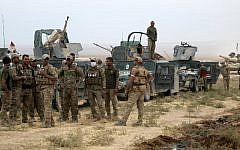 Iraqi forces wait next to their vehicles in the al-Shura area, south of Mosul, October 28, 2016. (AFP/AHMAD AL-RUBAYE)