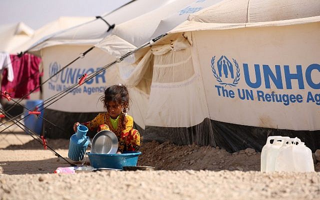 An Iraqi refugee child who fled Mosul, the last major Iraqi city under the control of the Islamic State, due to the Iraqi government forces offensive to retake the city, washes dishes at the UN-run al-Hol refugee camp in Syria's Hasakeh province, on October 31, 2016. (AFP PHOTO / DELIL SOULEIMAN)