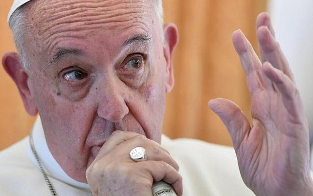 Pope Francis talks with journalists aboard a plane during the flight back from Malmo to Rome, on November 1, 2016, after a two-days visit in Sweden. (ETTORE FERRARI / POOL / AFP) / AFP PHOTO / POOL / ETTORE FERRARI