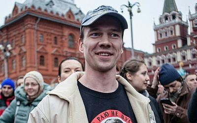A picture taken on April 6, 2014 at Manezhnaya Square shows Ildar Dadin participating in a rally in support of anti-government activists detained in Moscow's Bolotnaya Square on May 6, 2012. (AFP PHOTO / PHILIPP KIREEV)