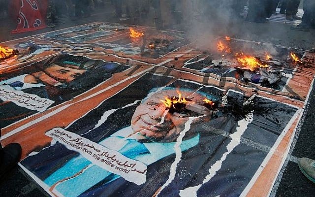 Iranians burn a poster of late Israeli president Shimon Peres outside the former US embassy in the Iranian capital Tehran on November 3, 2016. (AFP PHOTO / ATTA KENARE)