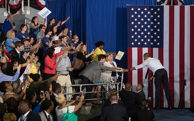 US President Barack Obama shakes hands after speaking at a rally for Democratic presidential candidate Hillary Clinton at the University of North Florida in Jacksonville, Florida, on November 3, 2016. (AFP PHOTO / NICHOLAS KAMM)