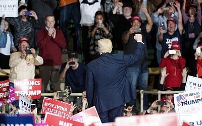 Republican presidential nominee Donald Trump gestures to supporters before his speech at the National Western Complex in Denver, Colorado on November 5, 2016.    ( AFP PHOTO / Jason Connolly)