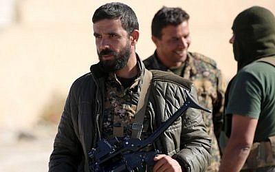 A member of the Syrian Democratic Forces (SDF) holds a grenade-launcher as he gathers with comrades in the town of Ain Issa, some 50 kilometers north of Raqqa, on November 6, 2016. (AFP PHOTO / DELIL SOULEIMAN)