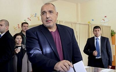 Bulgarian Prime Minister Boyko Borisov casts his vote at a polling station during the presidential elections in Sofia, November 6, 2016. (AFP/Julia Lazarova)