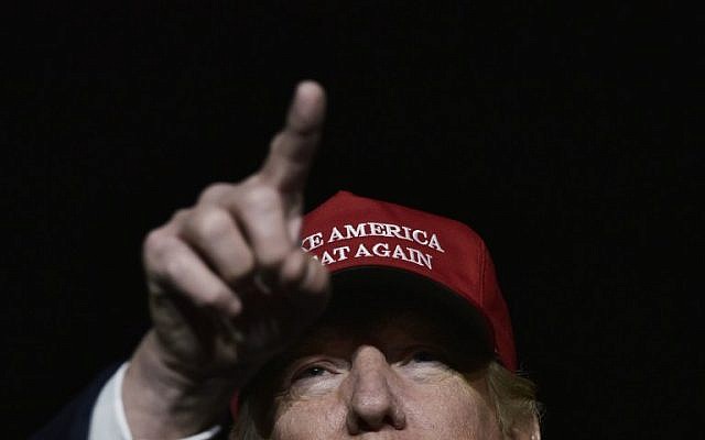 US Republican presidential nominee Donald Trump addresses a campaign rally at Atlantic Aviation in Moon Township, Pennsylvania on November 6, 2016. (AFP/MANDEL NGAN)