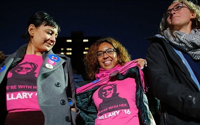 Supporters await the arrival of Democratic presidential nominee Hillary Clinton and US President barack Obama for a rally on Independence Mall in Philadelphia, Pennsylvania, on November 07, 2016. (KENA BETANCUR / AFP)