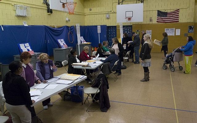 Voters turn out to cast their ballots in the presidential election November 8, 2016 in the Bronx Borough of New York City. (AFP PHOTO / DON EMMERT)
