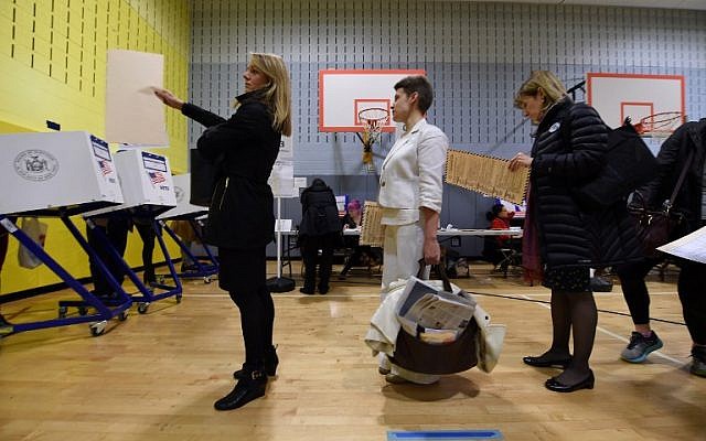 People vote for the next US president in the general election at a polling station in a school gymnasium in New York, November 8, 2016 (AFP PHOTO / Robyn Beck) People vote for the next US president in the general election at a polling station in a school gymnasium in New York, November 8, 2016 (AFP PHOTO / Robyn Beck)