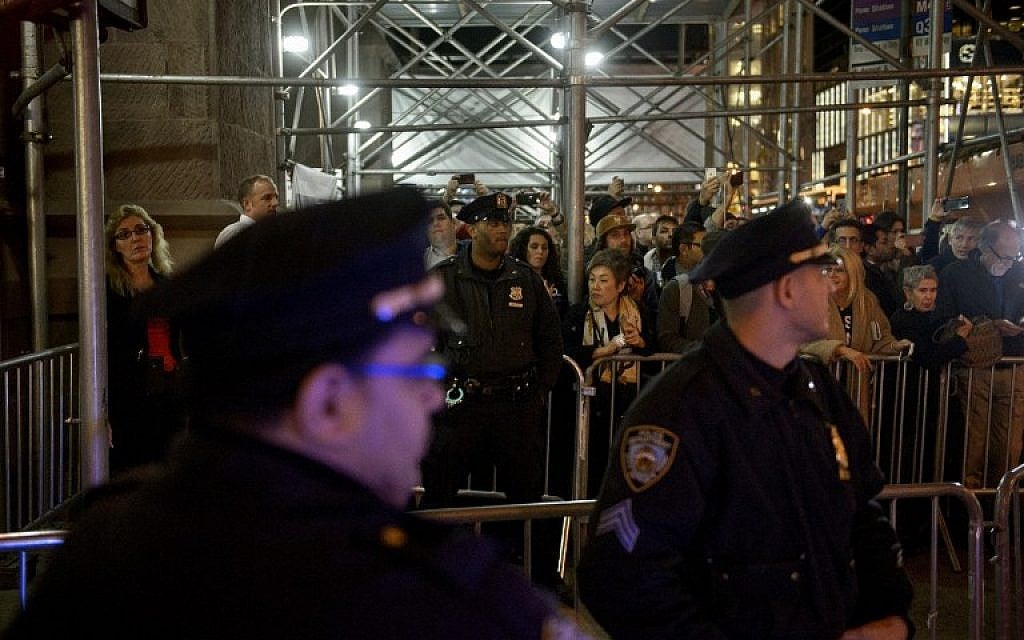 People are held back by New York City Police as Democratic presidential nominee Hillary Clinton arrives at the Peninsula Hotel prior to an election night party at the Javits Center November 8, 2016 in New York. (AFP/Brendan Smialowski)