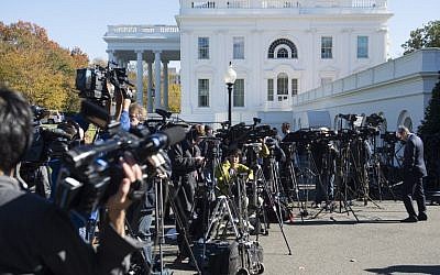 Members of the press await the arrival of US President-elect Donald Trump for a meeting with US President Barack Obama at the White House in Washington, DC, November 10, 2016. (AFP PHOTO / SAUL LOEB)