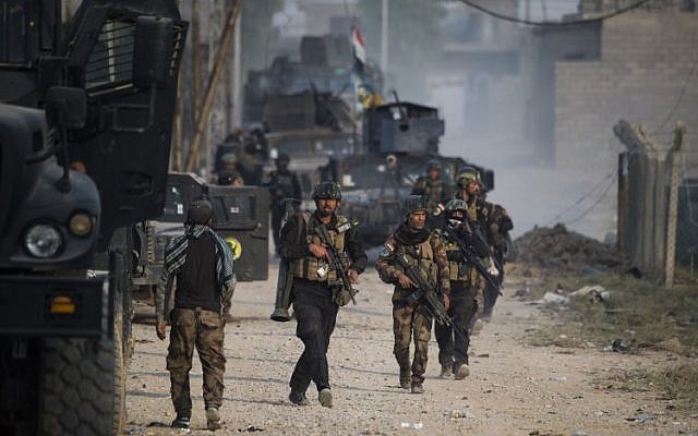 Soldiers from the Iraqi Special Forces 2nd division arrive to take up positions as they engage Islamic State fightersin Mosul on November 11, 2016. ( AFP PHOTO / Odd ANDERSEN)