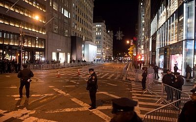 Police officers stand at barricades blocking Fifth Avenue near Trump Tower in New York on November 11, 2016. / AFP PHOTO / Bryan R. Smith