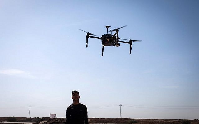 An Iraqi policeman watches a drone hover near the village of Arbid, on the southern Mosul front, during the military operation to retake Mosul from the Islamic State (IS) group, November 12, 2016.
(AFP/Achilleas ZAVALLIS) An Iraqi policeman watches a drone hover near the village of Arbid, on the southern Mosul front, during the military operation to retake Mosul from the Islamic State (IS) group, November 12, 2016.
(AFP/Achilleas ZAVALLIS)