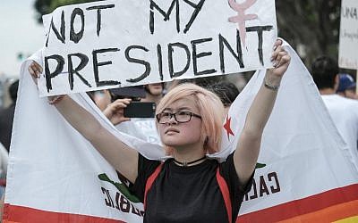 Demonstrators gather outside the Edward Roybal Federal Building to protest against US President-elect Donald Trump in Los Angeles on November 12, 2016. (AFP PHOTO / RINGO CHIU)