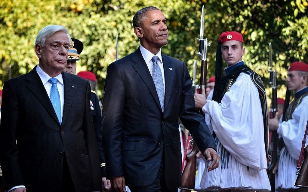 US President Barack Obama and his Greek couterpart Prokopis Pavlopoulos (L) review a presidential honour guard durig the official welcoming ceremony at the presidental palace in Athens on November 15, 2016. (AFP PHOTO / LOUISA GOULIAMAKI)