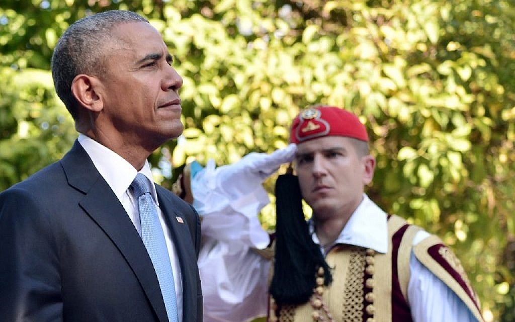 US President Barack Obama reviews a presidential honor guard during the official welcoming ceremony at the presidential palace in Athens on November 15, 2016.  AFP PHOTO / LOUISA GOULIAMAKI)
