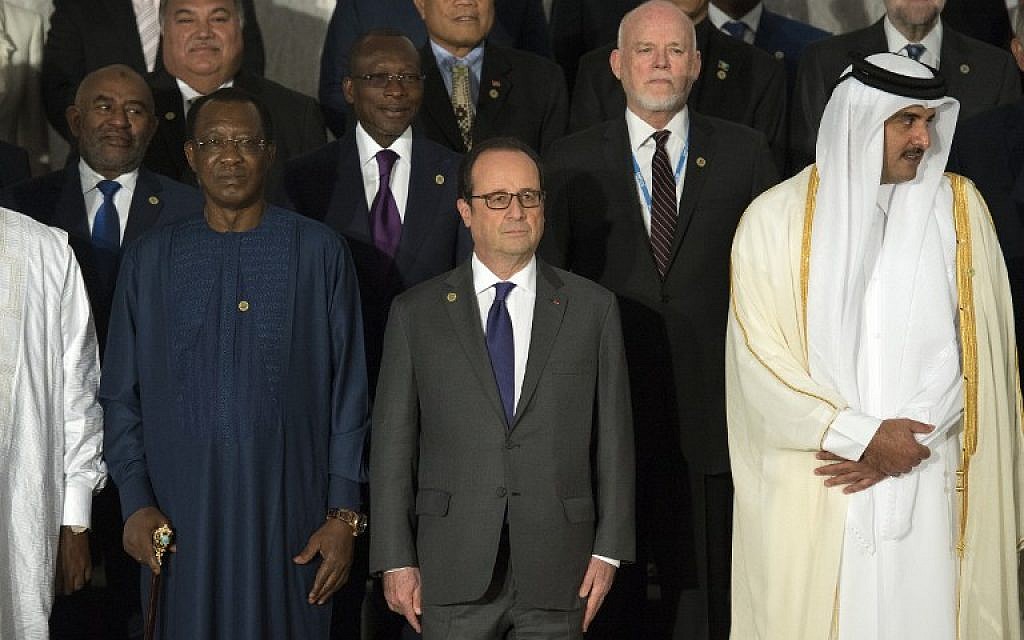 French President Francois Hollande (C) and Qatari Emir Emir Sheikh Tamim bin Hamad al-Thani (R) pose among other world leaders  the UN World Climate Change Conference 2016 in Marrakesh, Morocco on November 15, 2016. ( AFP PHOTO / FADEL SENNA)