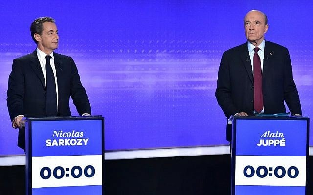 The candidates for the right-wing party primaries ahead of the 2017 presidential election former French president Nicolas Sarkozy (L) and former Prime minister and Bordeaux's mayor Alain Juppe prepare to take part in a televised debate in Paris on November 17, 2016 (AFP PHOTO / POOL / CHRISTOPHE ARCHAMBAULT)