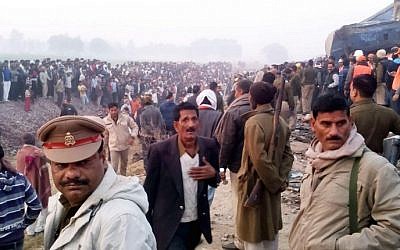 Onlookers and survivors gather next to wreckage of an Indian train that derailed near Pukhrayan in Kanpur district on November 20, 2016. (AFP PHOTO) Onlookers and survivors gather next to wreckage of an Indian train that derailed near Pukhrayan in Kanpur district on November 20, 2016. (AFP PHOTO)