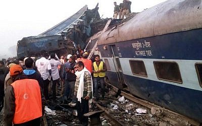 Indian rescue workers search for survivors in the wreckage of a train that derailed near Pukhrayan in Kanpur district on November 20, 2016. (AFP PHOTO)