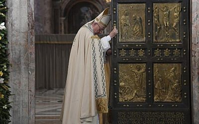 Pope Francis closes the Holy Door at St Peter's basilica to mark the end of the Jubilee of Mercy, on November 20, 2016 in Vatican. (AFP/AFP Pool/Tiziana Fabi)