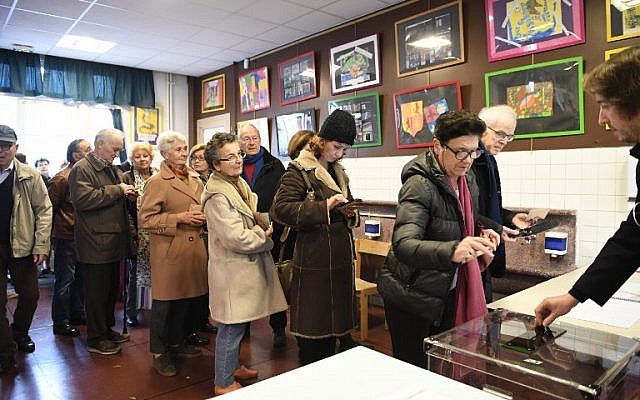 During the first round of the right-wing primaries ahead of the 2017 presidential election, people vote at a polling station in Paris, November 20, 2016. (AFP/Eric FEFERBERG) During the first round of the right-wing primaries ahead of the 2017 presidential election, people vote at a polling station in Paris, November 20, 2016. (AFP/Eric FEFERBERG)
