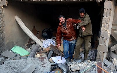 A man reacts following reported airstrikes on Aleppo's rebel-held district of al-Hamra on November 20, 2016. (AFP PHOTO/THAER MOHAMMED)