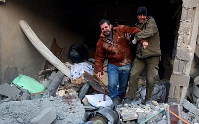 A man reacts following reported airstrikes on Aleppo's rebel-held district of al-Hamra on November 20, 2016. (AFP PHOTO / THAER MOHAMMED)
